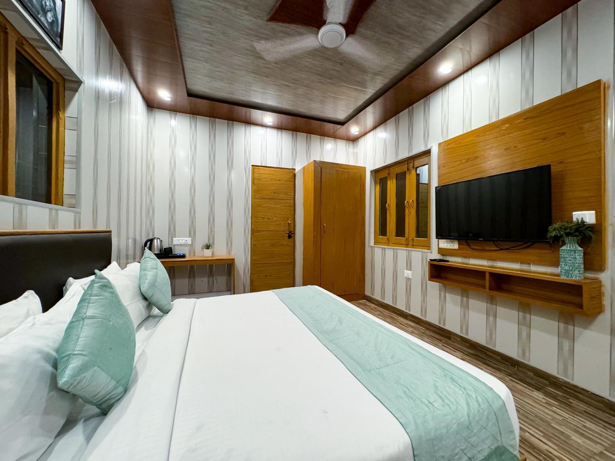 The White Oak Corbett Spa & Resort 兰纳加 外观 照片