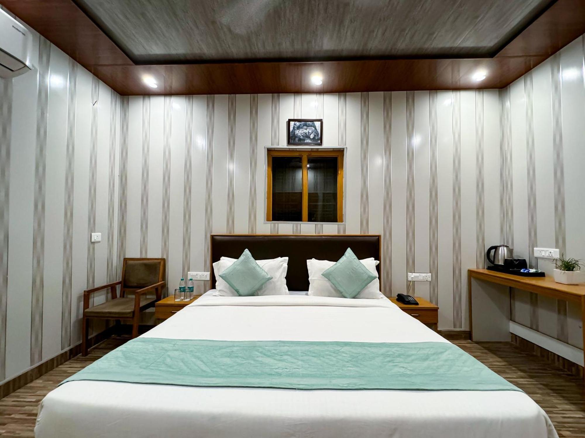 The White Oak Corbett Spa & Resort 兰纳加 外观 照片