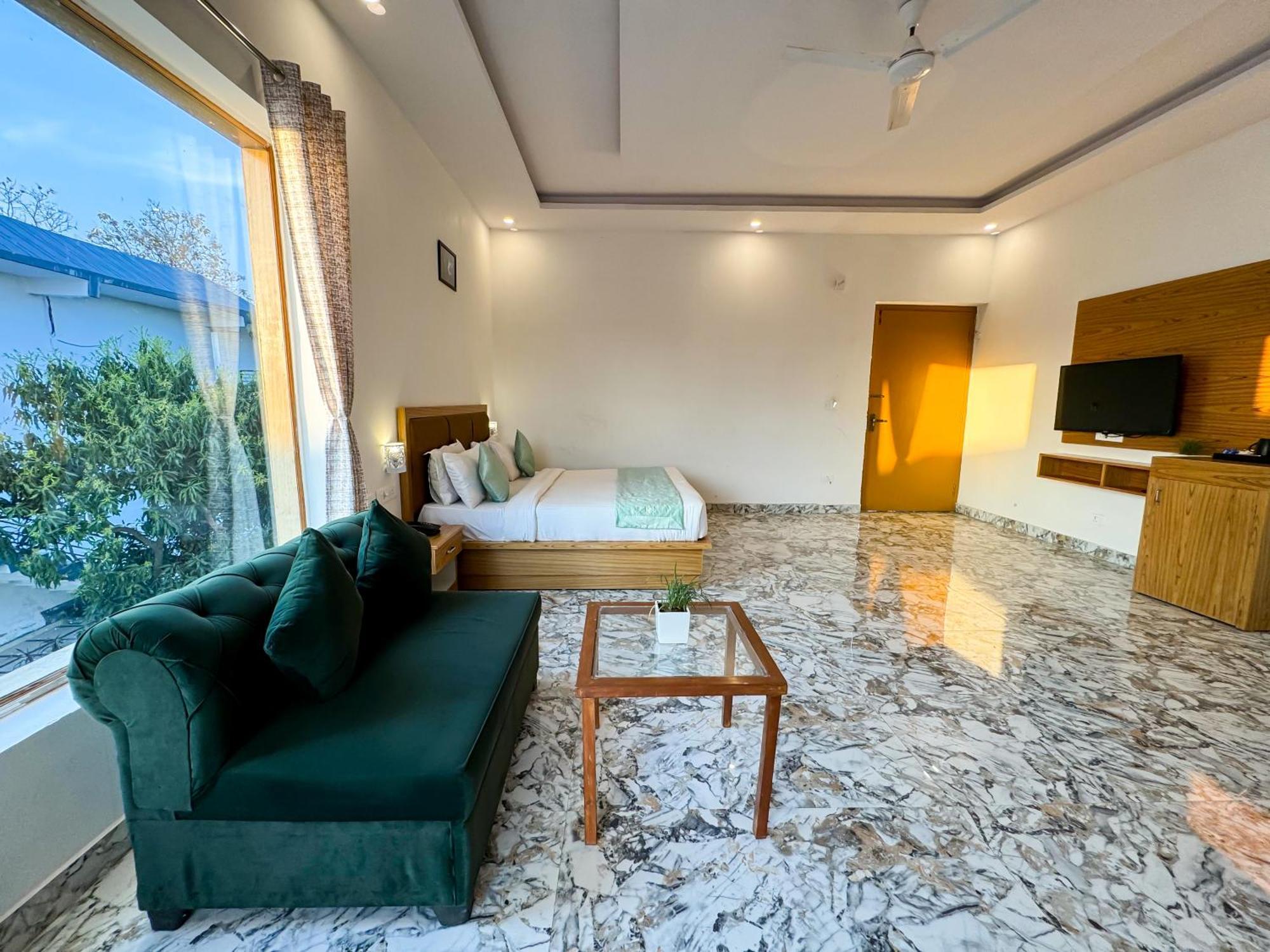 The White Oak Corbett Spa & Resort 兰纳加 外观 照片
