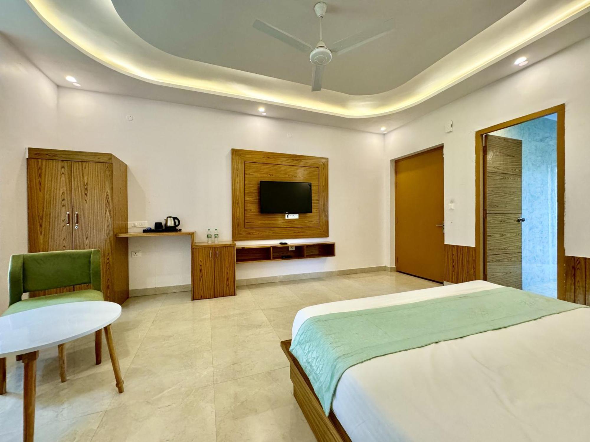The White Oak Corbett Spa & Resort 兰纳加 外观 照片