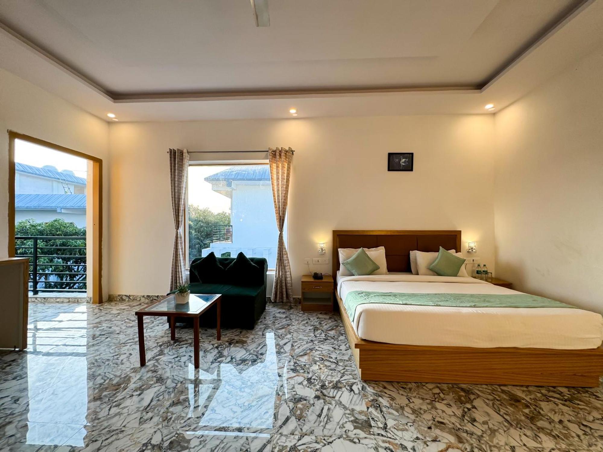 The White Oak Corbett Spa & Resort 兰纳加 外观 照片