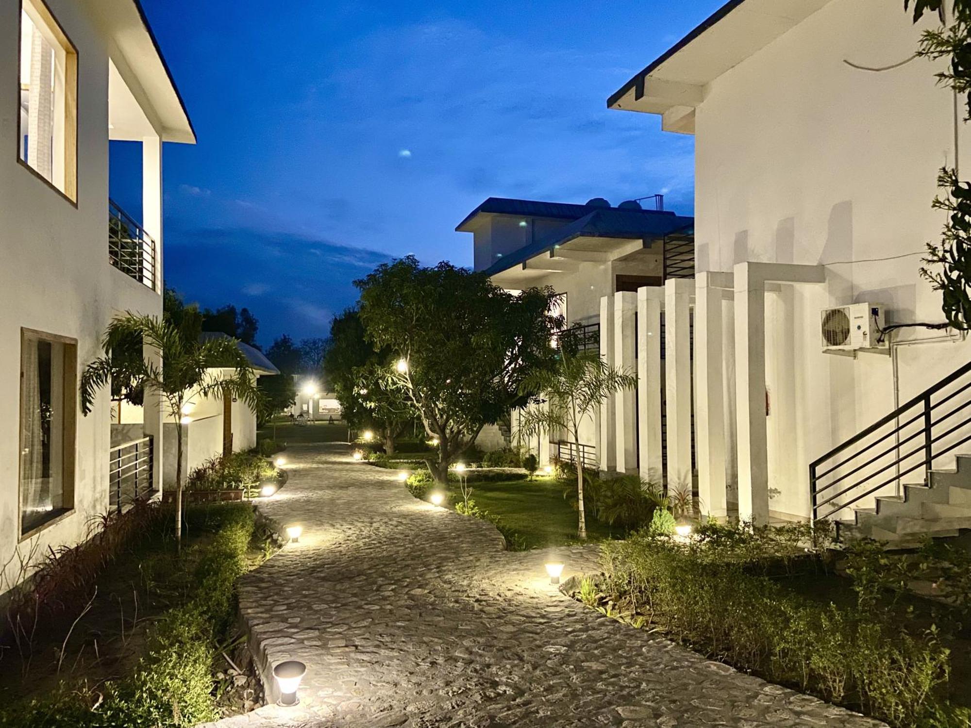 The White Oak Corbett Spa & Resort 兰纳加 外观 照片