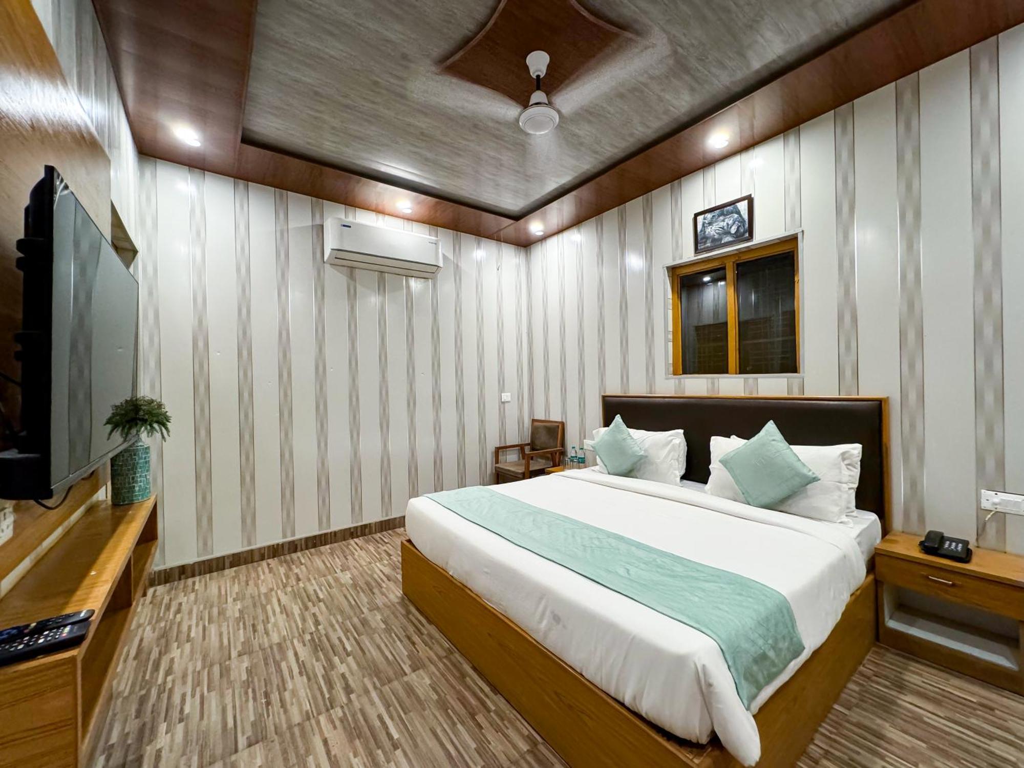 The White Oak Corbett Spa & Resort 兰纳加 外观 照片