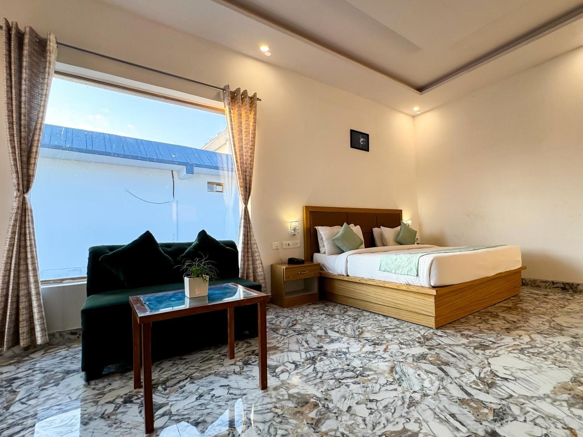 The White Oak Corbett Spa & Resort 兰纳加 外观 照片