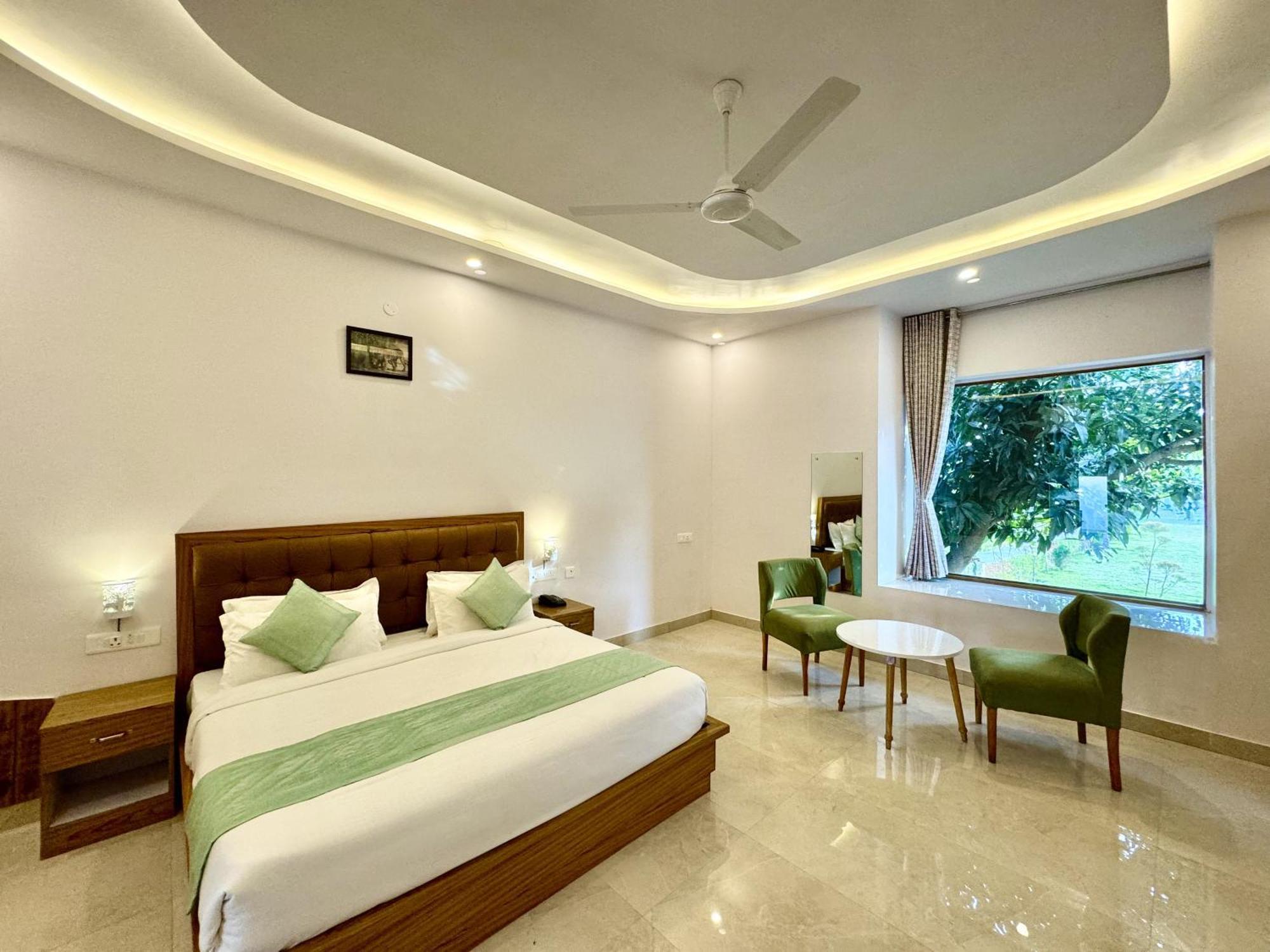 The White Oak Corbett Spa & Resort 兰纳加 外观 照片