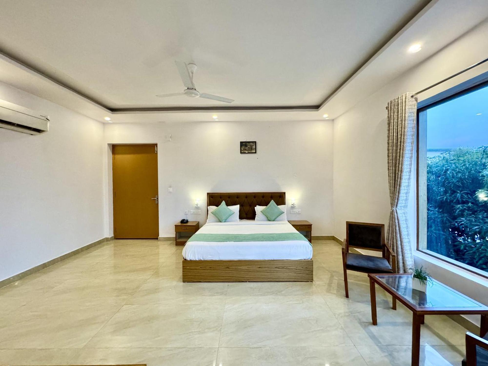 The White Oak Corbett Spa & Resort 兰纳加 外观 照片